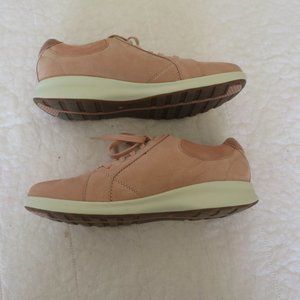 NWOT Unstructured by Clarks Women's Nubuck Leather Lace Up Sneakers